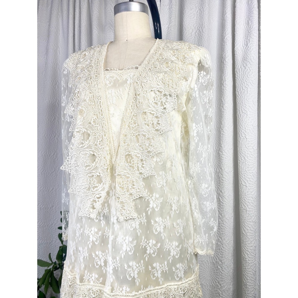 Vintage 1980s White Lace Drop Waist Wedding Dress, Size Medium - Picture 7 of 11